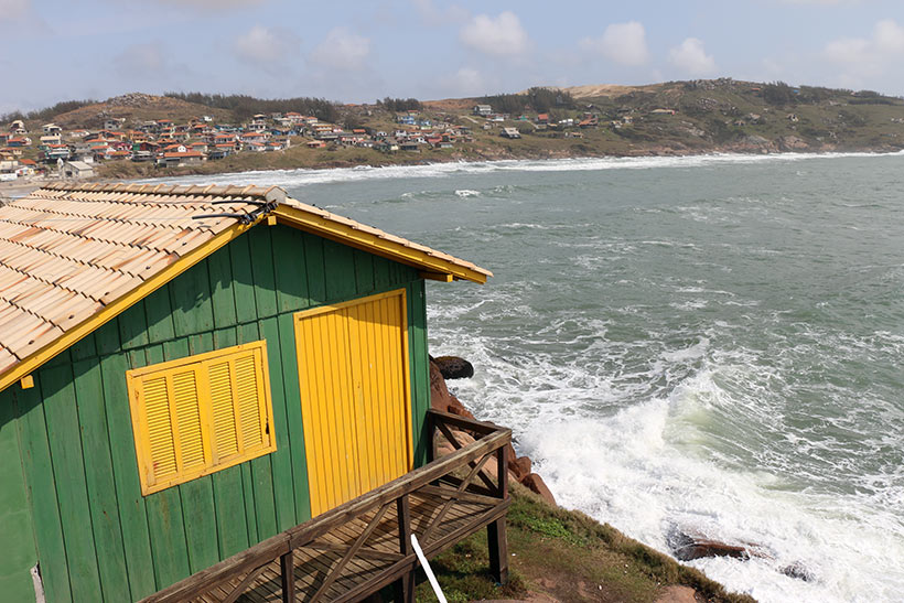 Casinhas coloridas com vista para o mar, próximas ao Farol de Santa Marta
