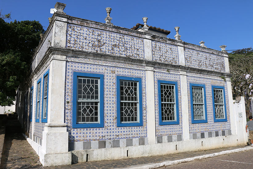 Azulejos, janelas quadradas, adornos na fachada de uma edificação do centro de Laguna