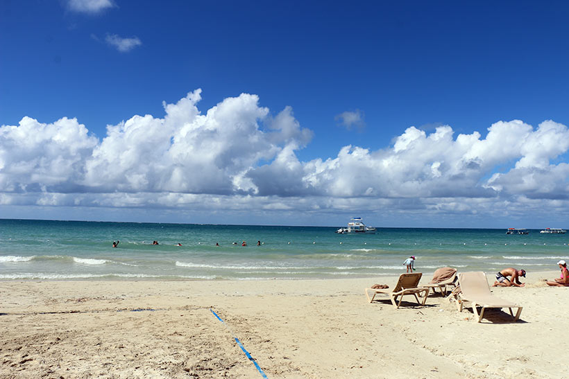 A faixa de praia designada a um dos resorts de Negril