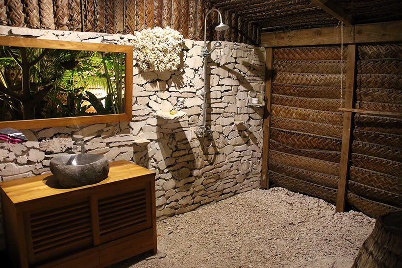 Banheiro construído com recursos obsoletos obtidos na própria natureza