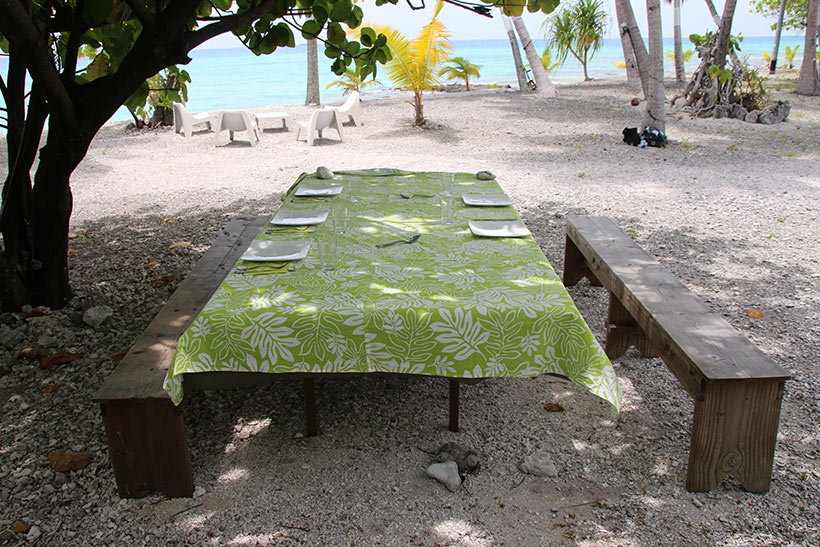Mesa preparada pro almoço na ilha de Fafarua - Tikehau