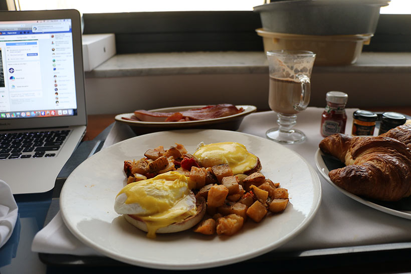 Café da manhã em serviço de quarto do Hotel Hugo em Manhattan