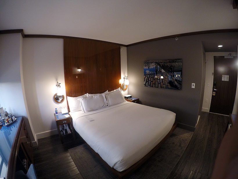 Uma foto com maior amplitude de um dos quartos do Hotel Hugo