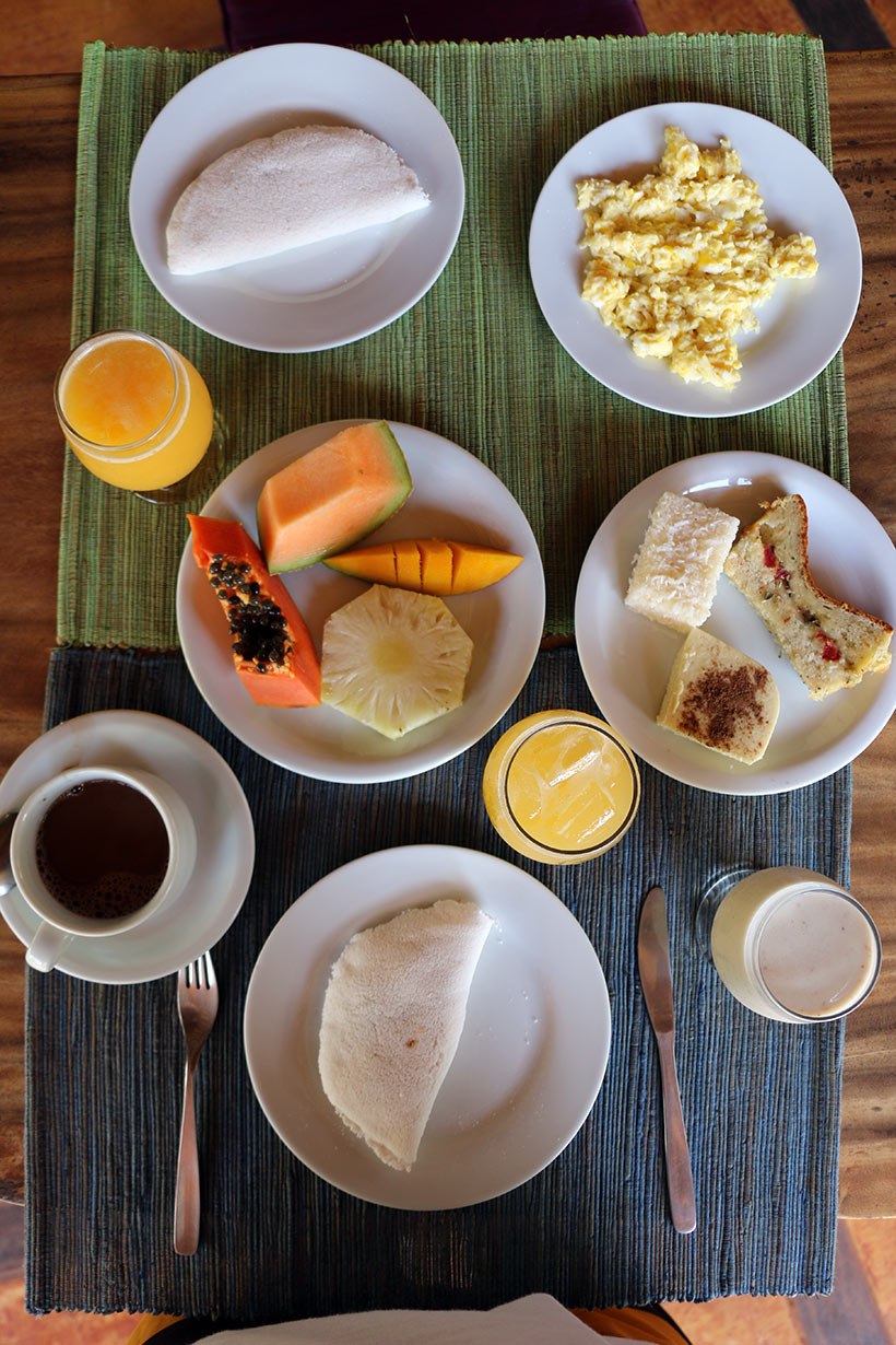 Tapioca, ovos mexidos, frutas e bolos no café da manhã