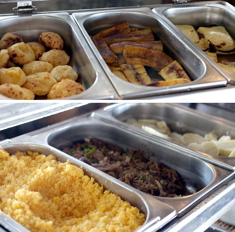 Iguarias regionais e pratos quentes também são servidos no café da manhã