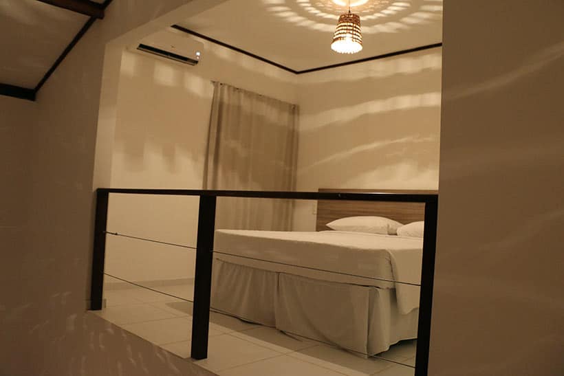 Mezanino com um banheiro e quarto para casal no Quinta do Rio