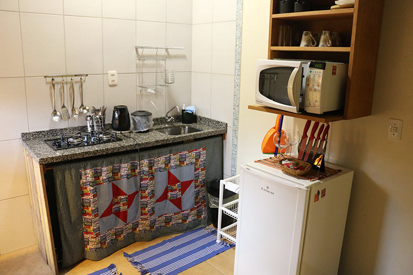 Cozinha completa em um dos apartamentos da Villa Seychelles