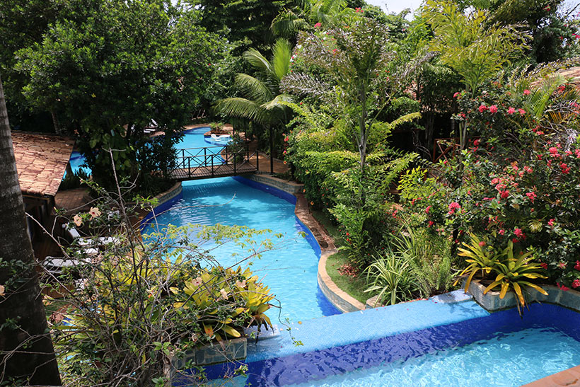Impressionante vista da piscina do Resort Sombra e Água Fresca<
