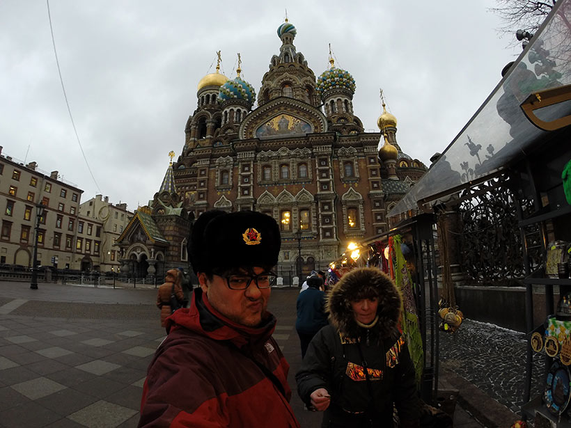 Tentando comprar um chapéu russo no lugar mais turístico de St. Petersburg
