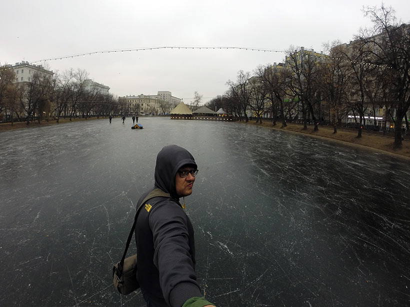 Caminhando em um lago congelado no centro de Moscou