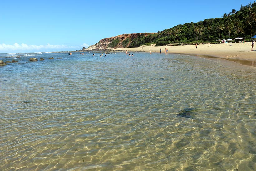 Piscina natural formada na maré baixa na Praia do Amor