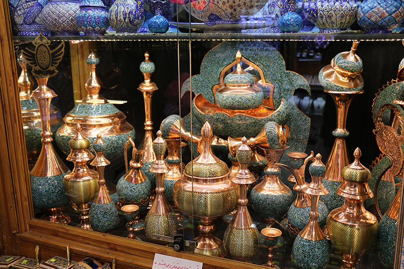 Riqueza de detalhes nas louças expostas no Bazaar de Isfahan