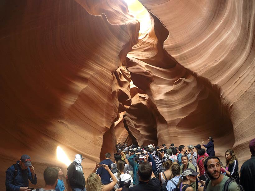 Turistas aglomerados dentro do Canyon Antelope