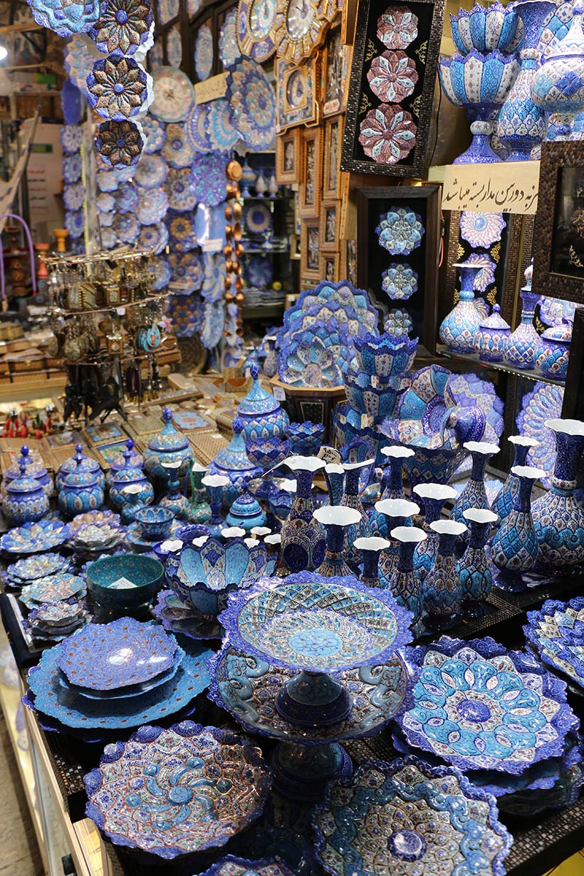 Louças para venda no grande bazar de Isfahan