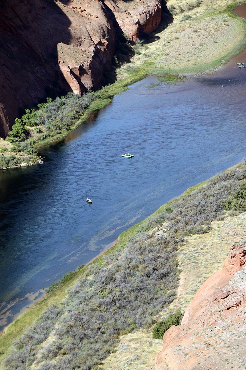 Barquinhos navegando na curva do Rio Colorado - Horseshoe Bend