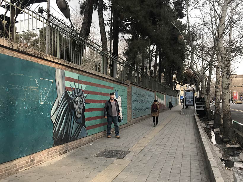 Na entrada da antiga Embaixada dos Estados Unidos em Teerã