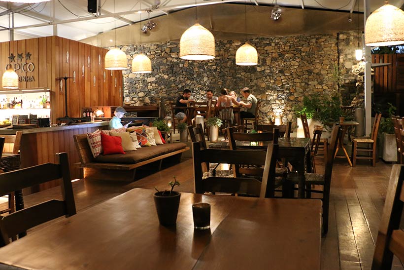 Salão principal onde as refeições são servidas no Restaurante O Pico em Noronha