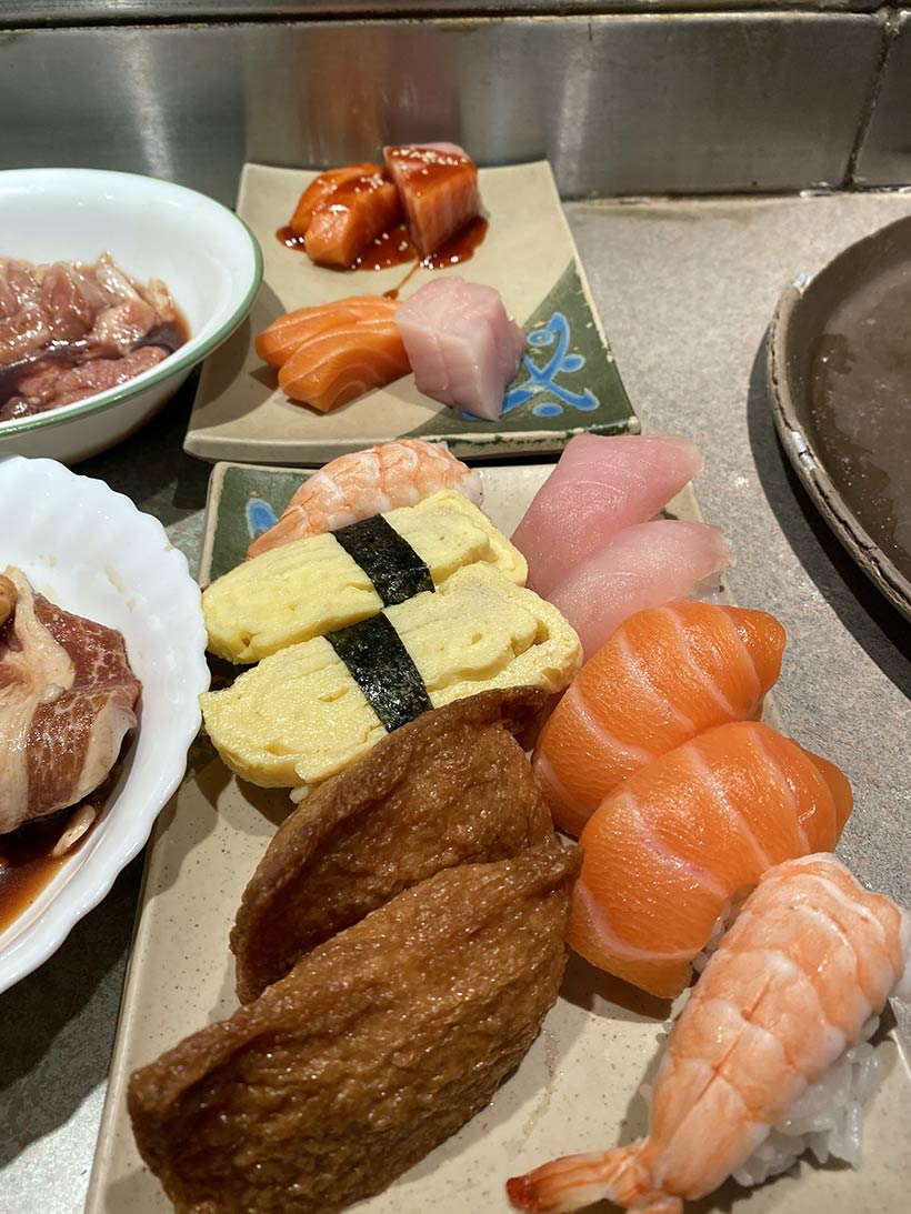 Alguns dos pratos de comida japonesa que vieram no rodízio