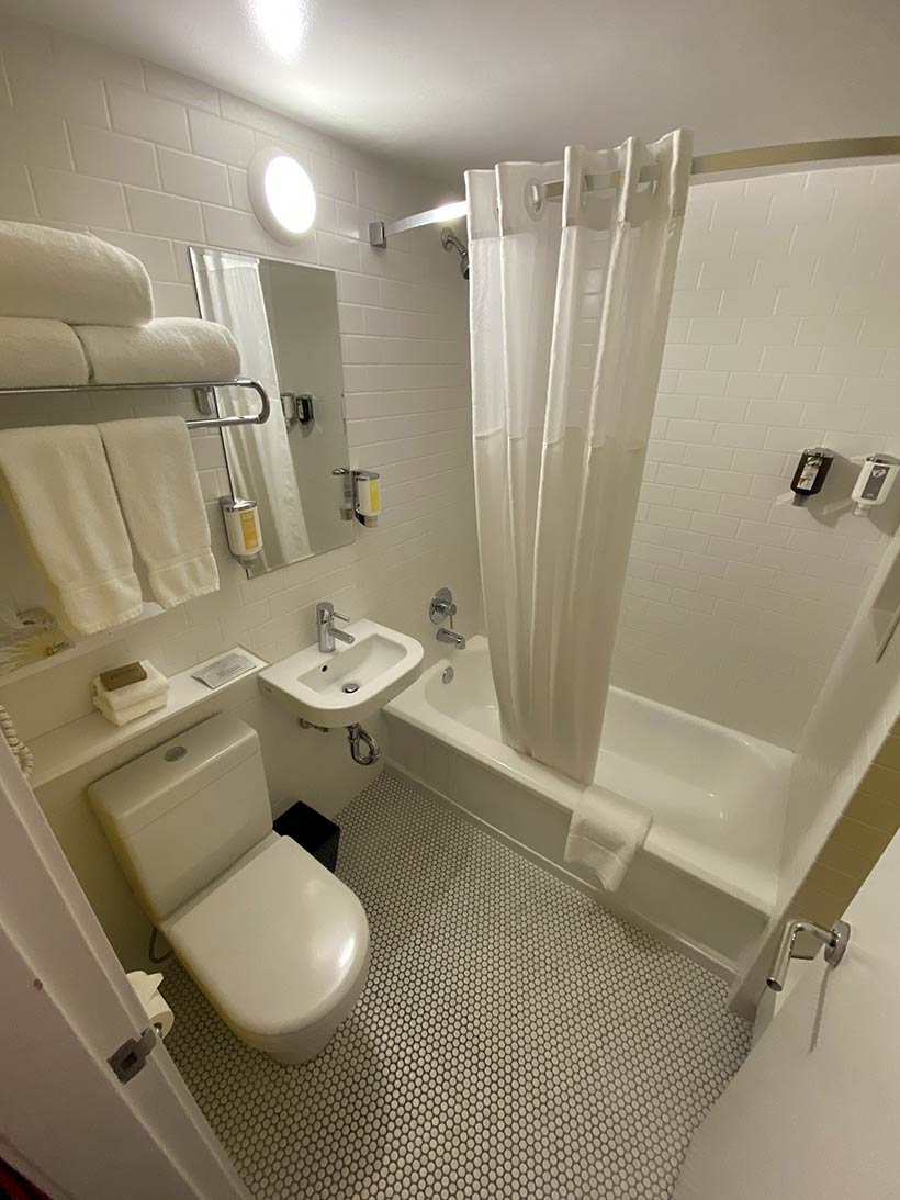 Banheiro do The Burrard, hotel em Vancouver