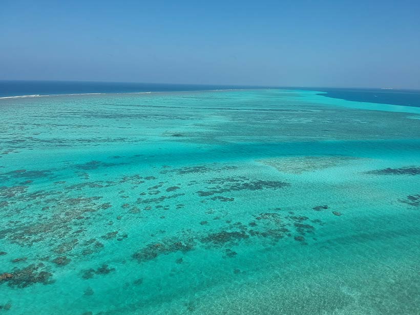 Mar azul esverdeado nas Maldivas