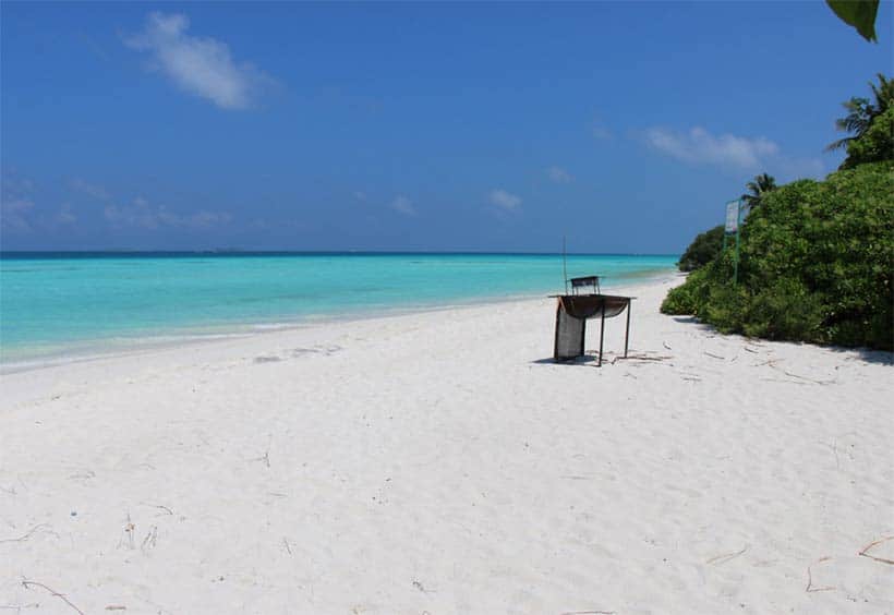 Praia em Dighurah, Maldivas barato