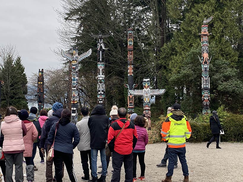 Turistas visitando o Stanley Park em Vancouver