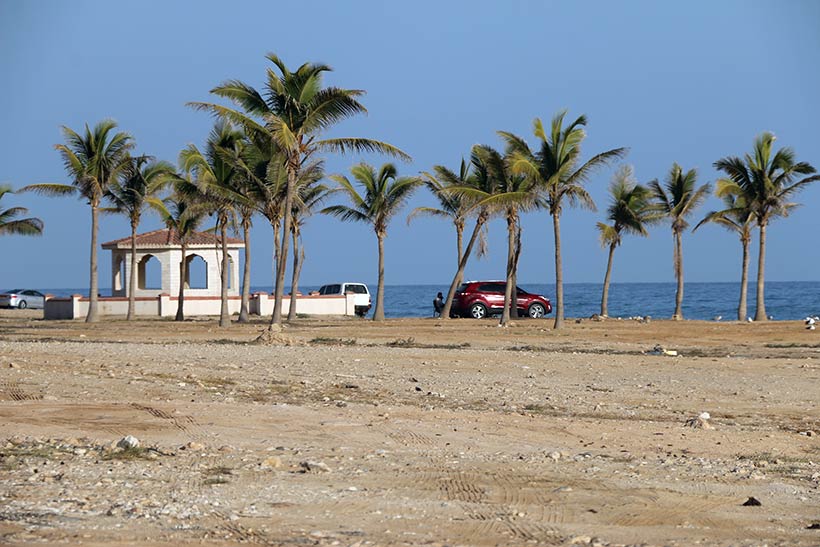 Visual paradisíaco de uma bela praia mais próxima da cidade de Salalah