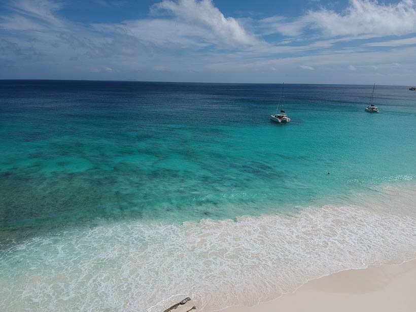 Mar azul turquesa nas ilhas Seychelles