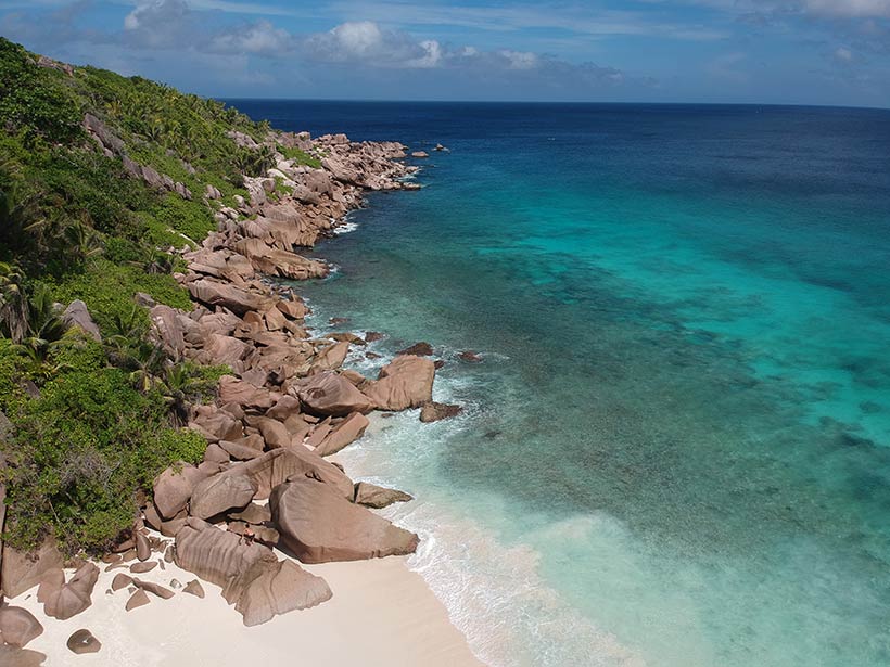 Mar com pedras na costa de Praslin