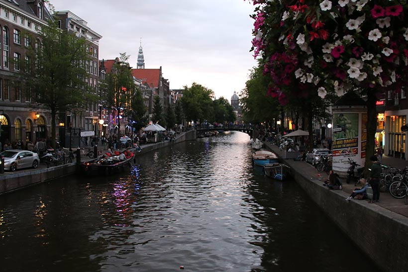 Perdendo-se entre pontes e canais em Amsterdam