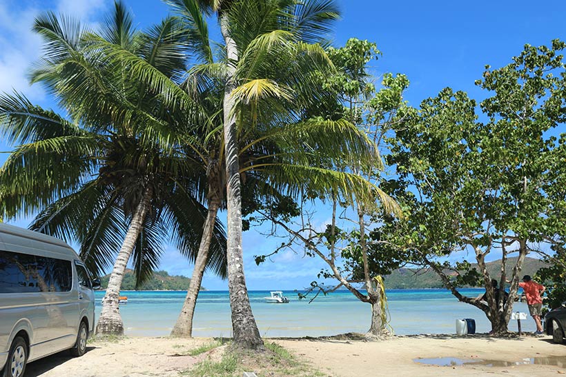 Vista paradisíaca de uma praia na ilha de Praslin - Seicheles