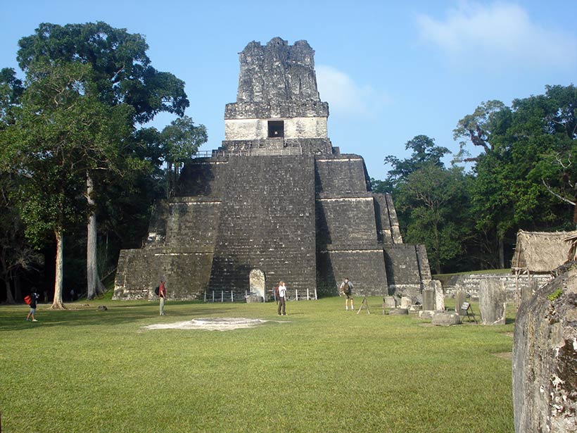 As imponentes pirâmides de Tikal