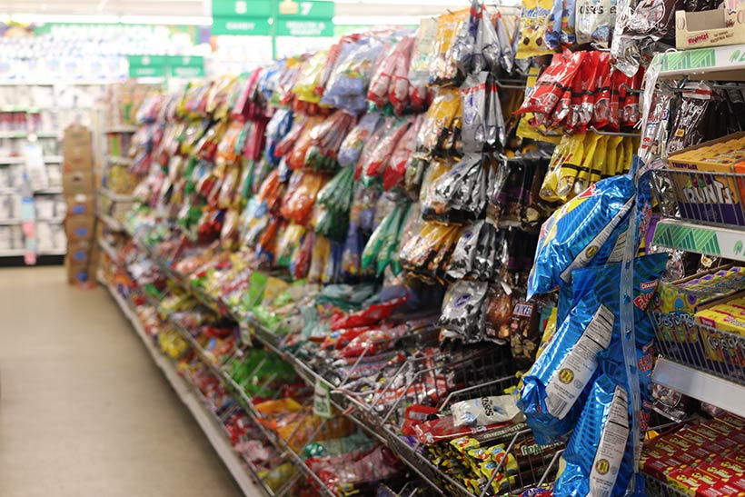 Comprar em supermercados durante viagens pode reduzir os custos