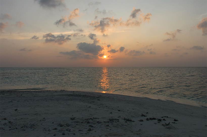 Por do sol em Mahibadhoo nas Maldivas