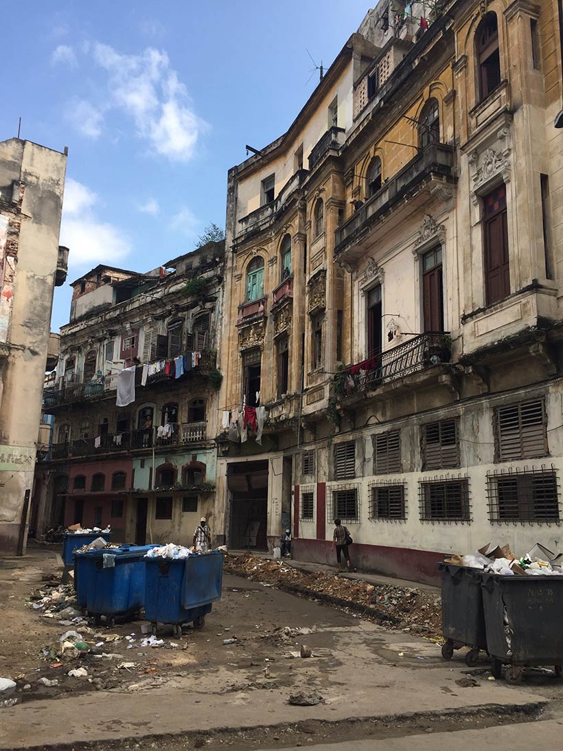 Cenário dramático em Habana Vieja, capital de Cuba
