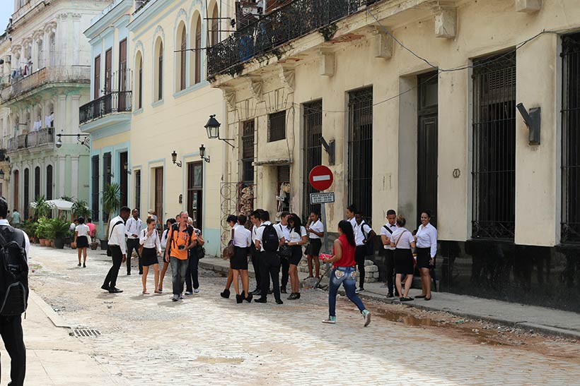 Estudantes no centro de Cuba