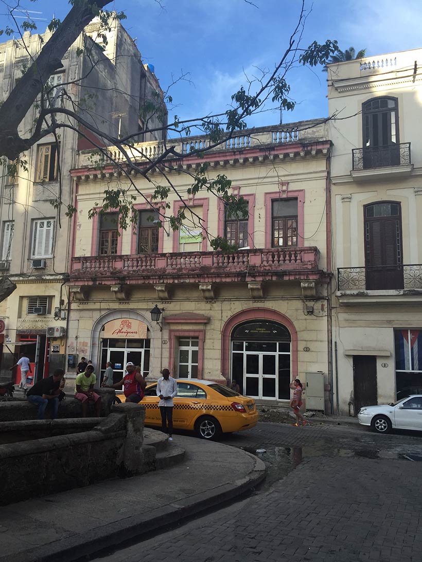 Fachada e arquitetura antiga no coração de Cuba