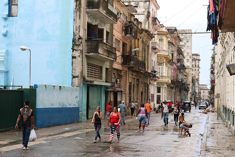 Pessoas caminhando no centro de Habana Vieja
