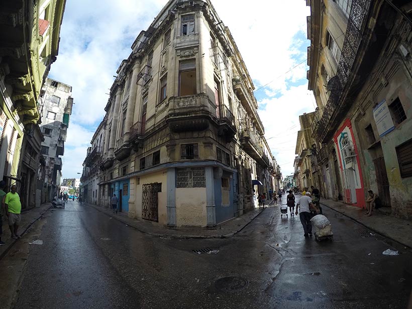 Cruzamento de ruas no centro de Habana Vieja