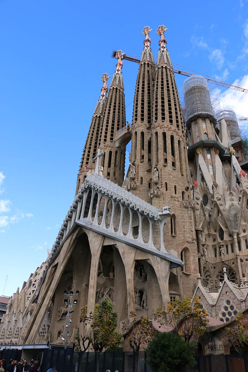 Detalhes da arquitetura na frente da Igreja Sagrada Família em Barcelona