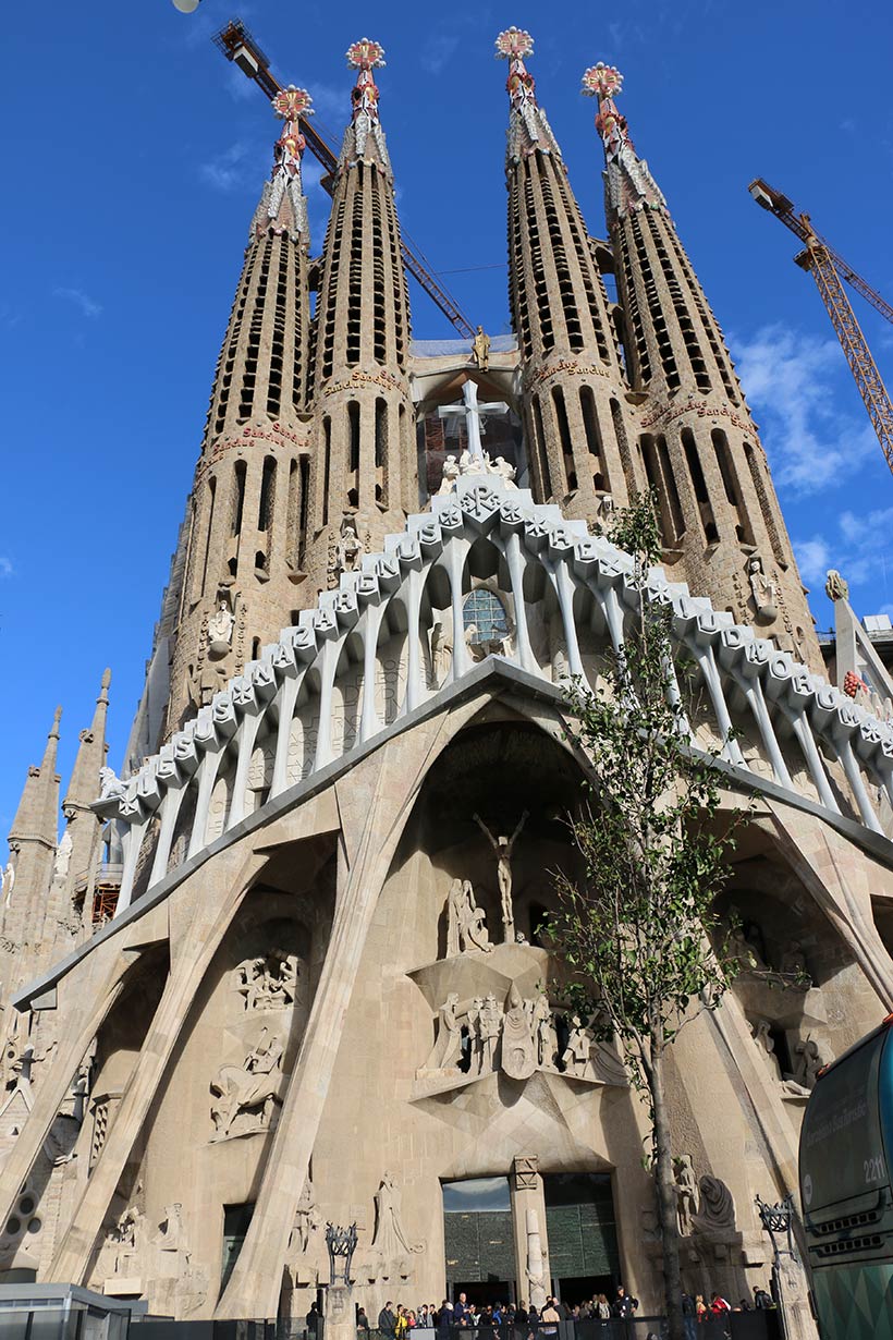 Vista em detalhe da fachada da Igreja Sagrada Família em Barcelona