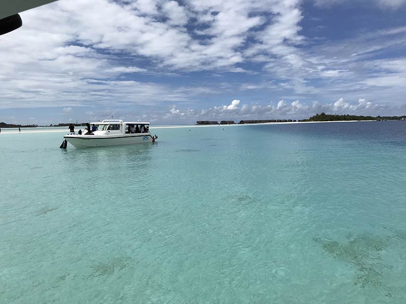 Barco ancorado próximo a Maafushi