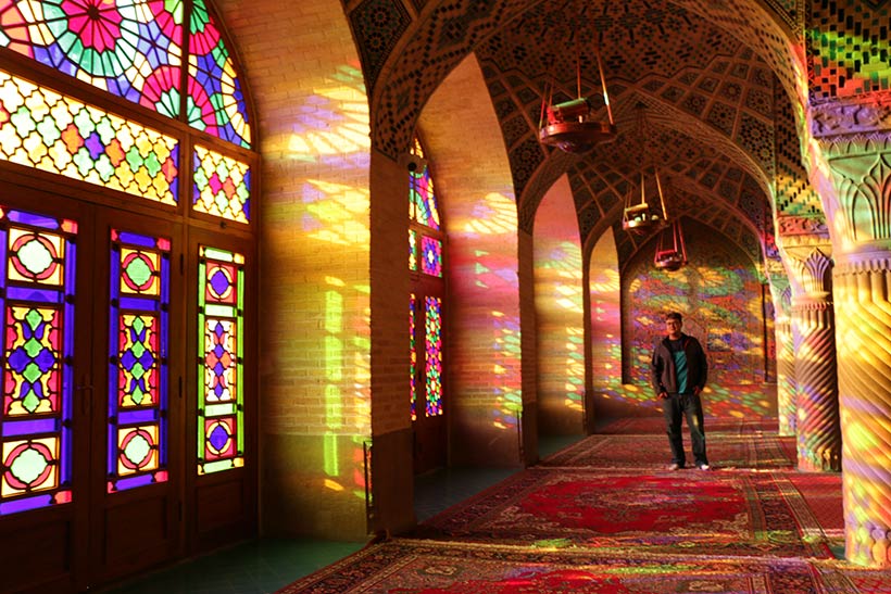 Luzes do dia refletida pelos vitrais da Mesquita Rosa do Irã